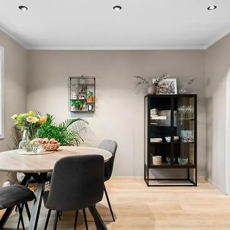 Terraced House With 4 Bedrooms Available For Ons *
