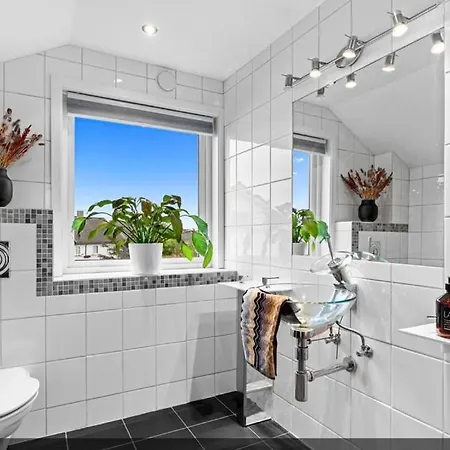 Terraced House With 4 Bedrooms Available For Ons 아파트