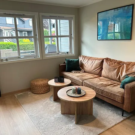 Terraced House With 4 Bedrooms Available For Ons Apartment *