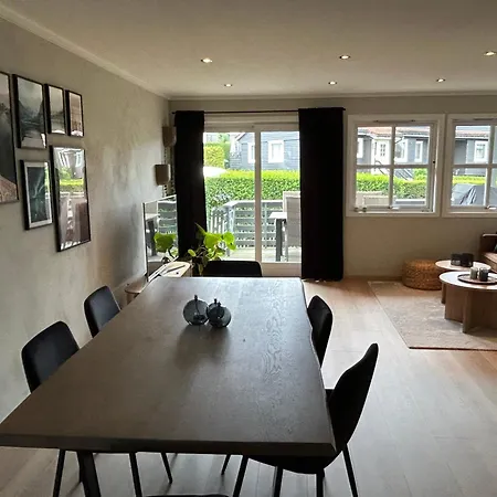 아파트 Terraced House With 4 Bedrooms Available For Ons